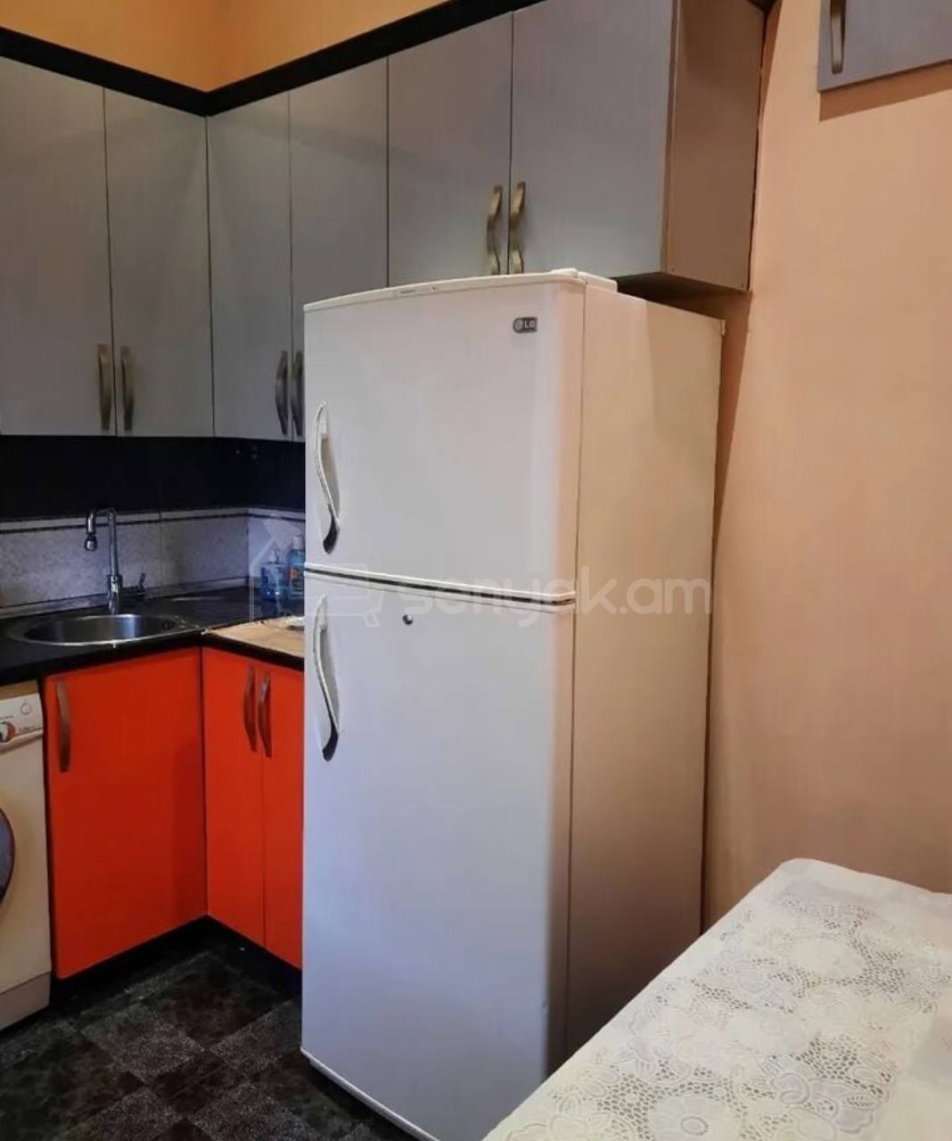 3 Սենյականոց Բնակարան Քարե Շենքում, 55քմ, 2/3 հարկ, Նորմալ Վիճակում, Կահավորված, Արևկող