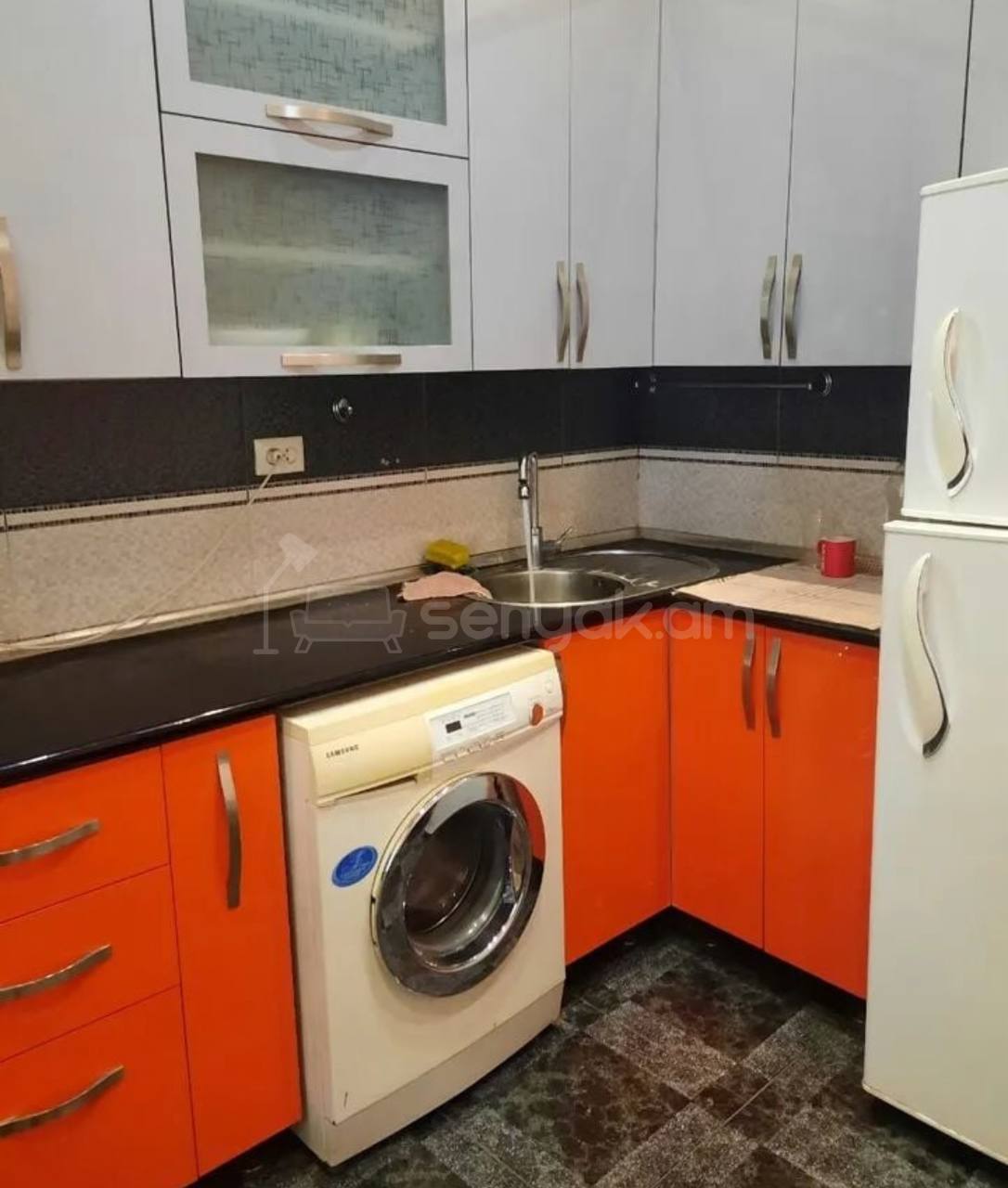 3 Սենյականոց Բնակարան Քարե Շենքում, 55քմ, 2/3 հարկ, Նորմալ Վիճակում, Կահավորված, Արևկող