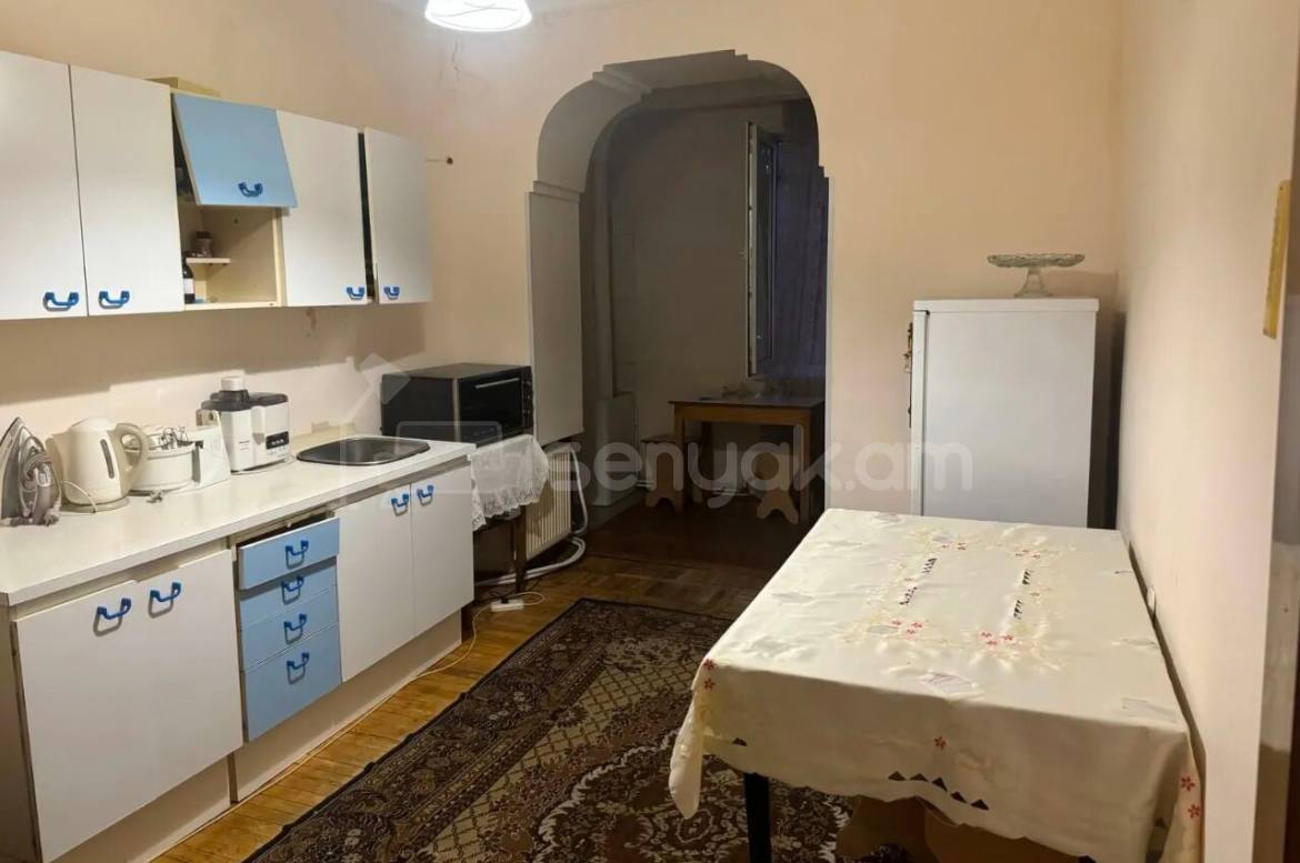 3 Սենյականոց Բնակարան Քարե Շենքում, 100քմ, 2/5 հարկ, Նորմալ Վիճակում