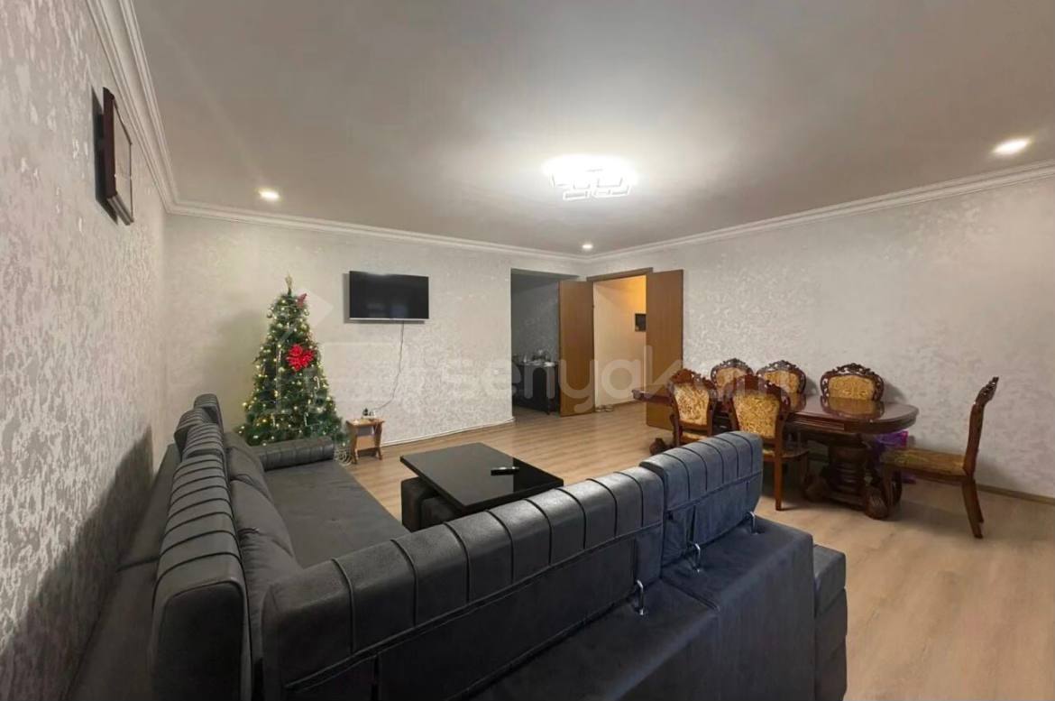 3 Սենյականոց Բնակարան Քարե Շենքում, 100քմ, 2/5 հարկ, Նորմալ Վիճակում