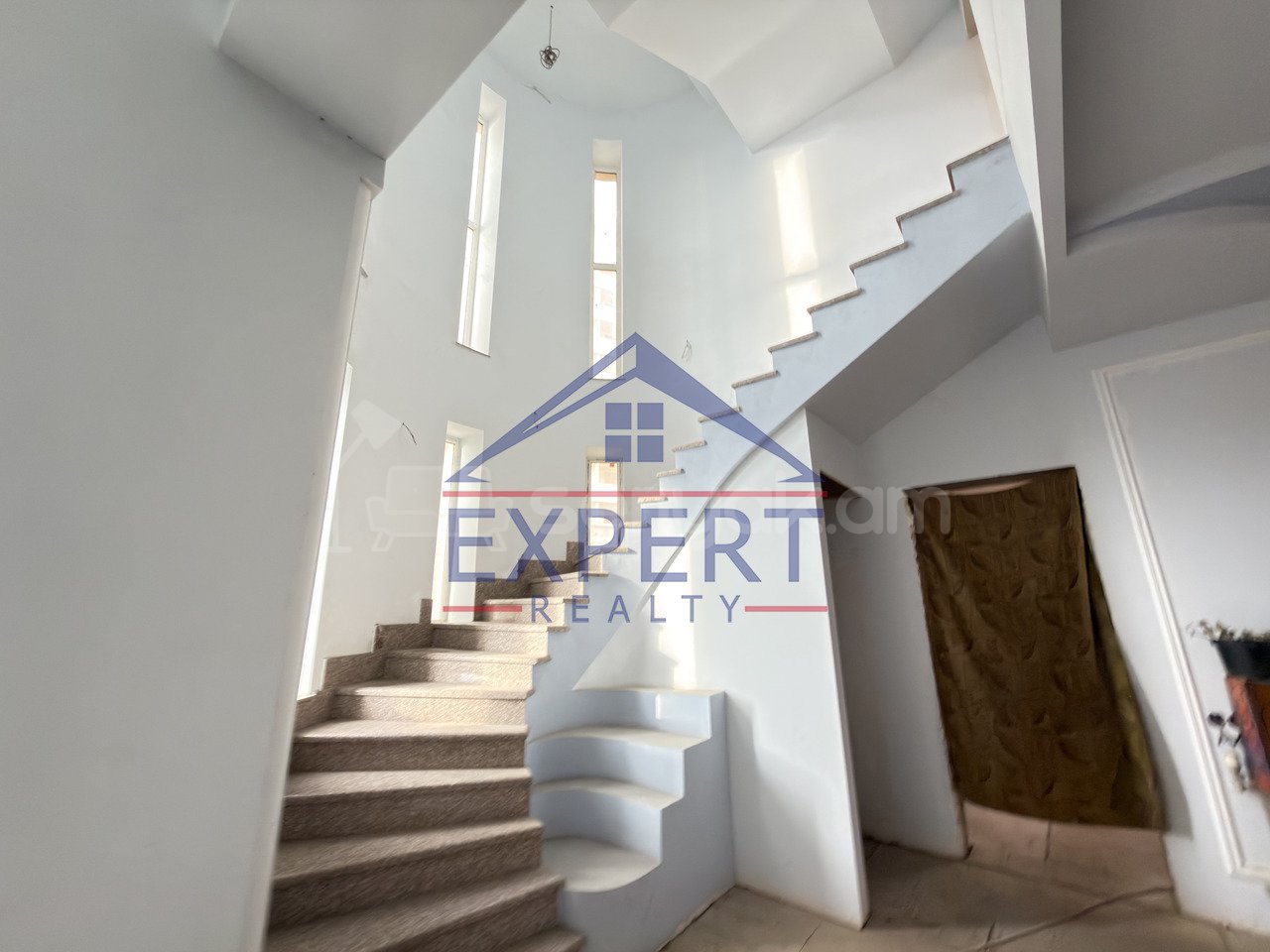 8 Սենյականոց Շքեղ Առանձնատուն, 900քմ, Լողավազանով, Ավտոտնակով