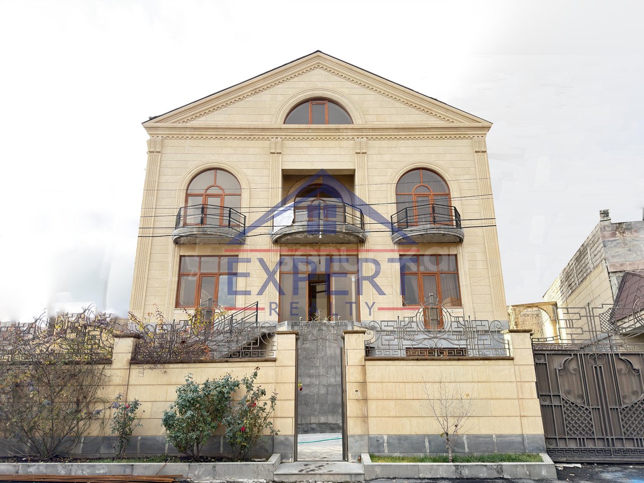 8 Սենյականոց Շքեղ Առանձնատուն, 900քմ, Լողավազանով, Ավտոտնակով