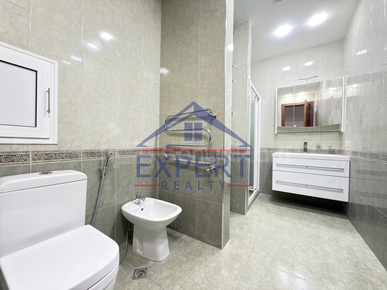 4 Սենյականոց Բնակարան Նորակառույցում, 160քմ, 8/9 հարկ, Կապիտալ Վերանորոգված