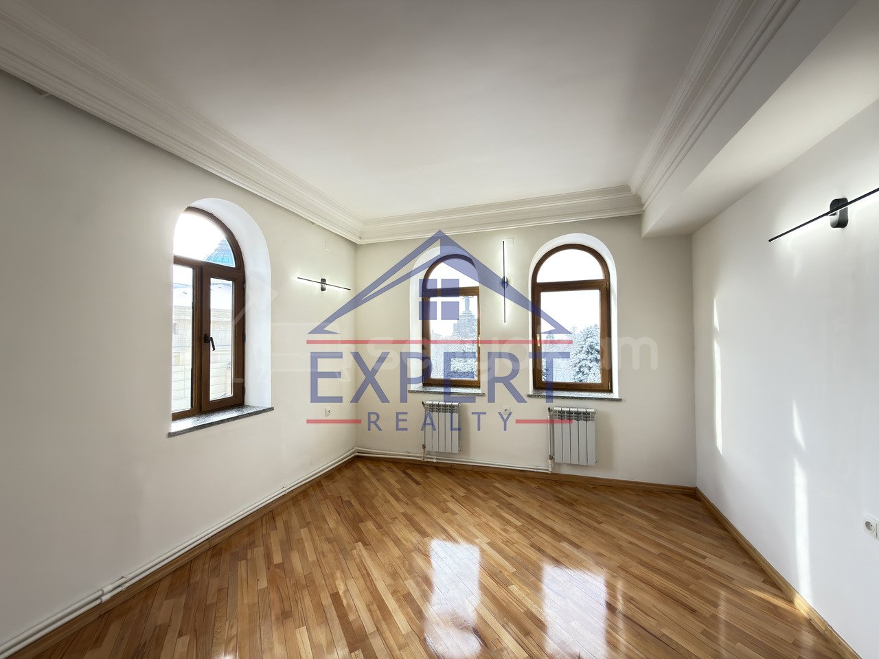 8 Սենյականոց Շքեղ Առանձնատուն, 650քմ, Մասամբ Կահավորված, Ավտոտնակով