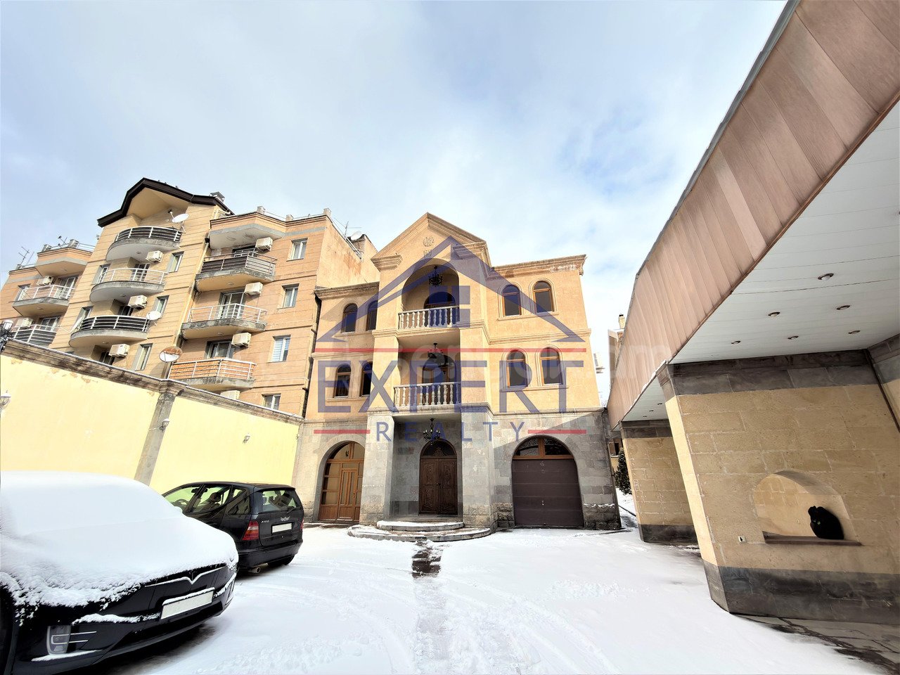 8 Սենյականոց Շքեղ Առանձնատուն, 650քմ, Մասամբ Կահավորված, Ավտոտնակով