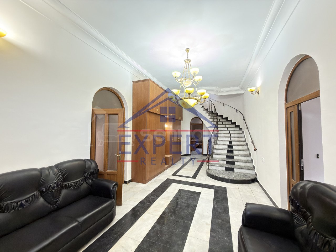 8 Սենյականոց Շքեղ Առանձնատուն, 650քմ, Մասամբ Կահավորված, Ավտոտնակով