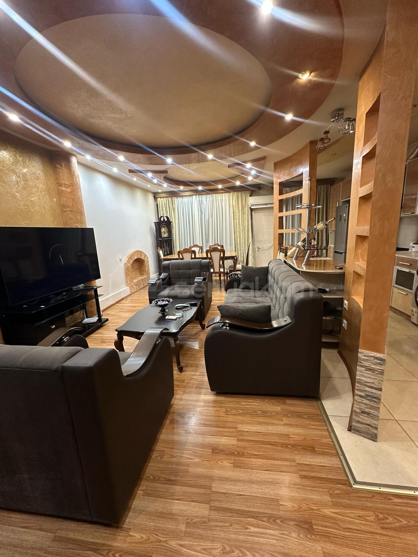 3 Սենյականոց Բնակարան Քարե Շենքում, 80քմ, 3/5 հարկ, Դիզայներական Վերանորոգված, Կահավորված, Արևկող