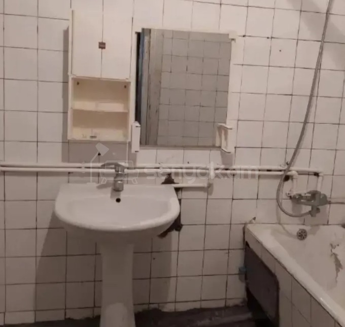 3 Սենյականոց Բնակարան Քարե Շենքում, 70քմ, 3/5 հարկ, Պետական Վիճակում