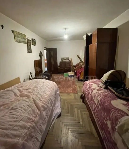 3 Սենյականոց Բնակարան Քարե Շենքում, 70քմ, 3/5 հարկ, Պետական Վիճակում