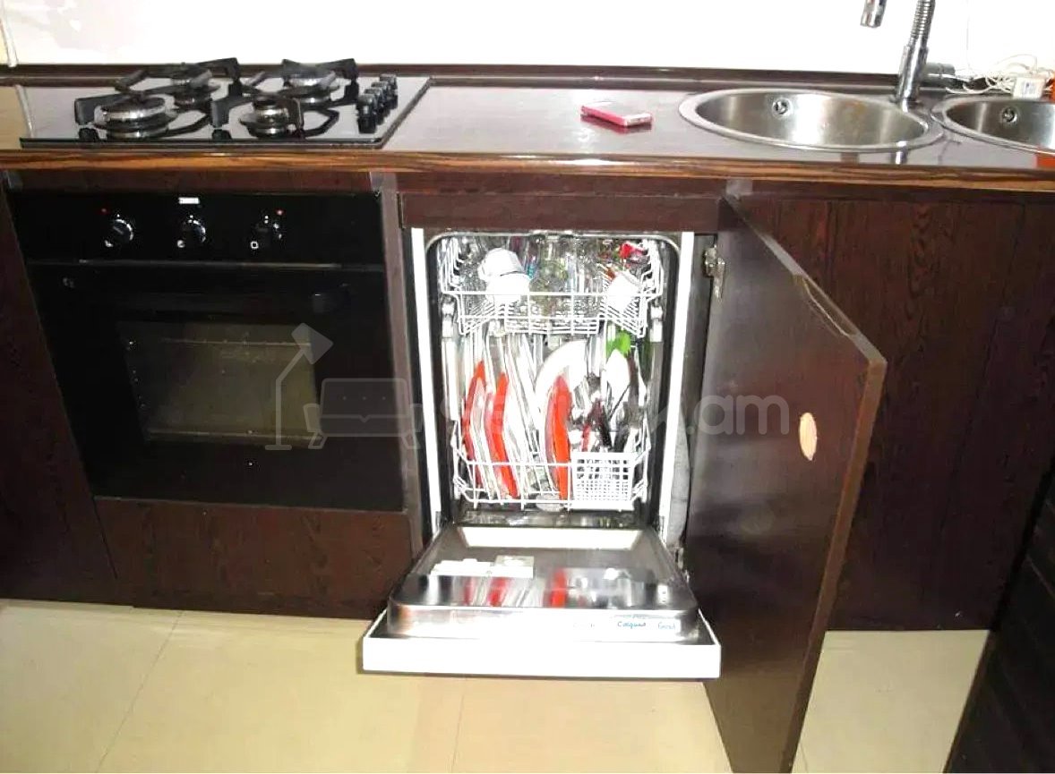 3 Սենյականոց Բնակարան Քարե Շենքում, 110քմ, 3/3 հարկ, Կապիտալ Վերանորոգված, Կահավորված