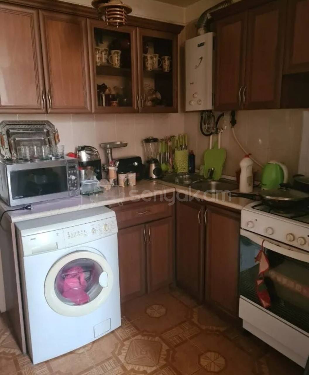 2 Սենյականոց Բնակարան Քարե Շենքում, 60քմ, 3/4 հարկ, Նորմալ Վիճակում, Կահավորված, Արևկող