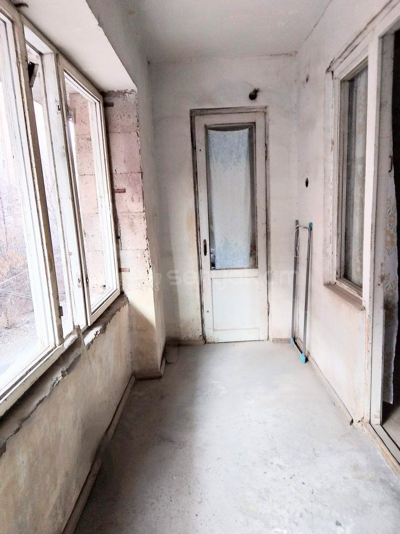 1 Սենյականոց Բնակարան Քարե Շենքում, 47քմ, 2/4 հարկ, Պետական Վիճակում