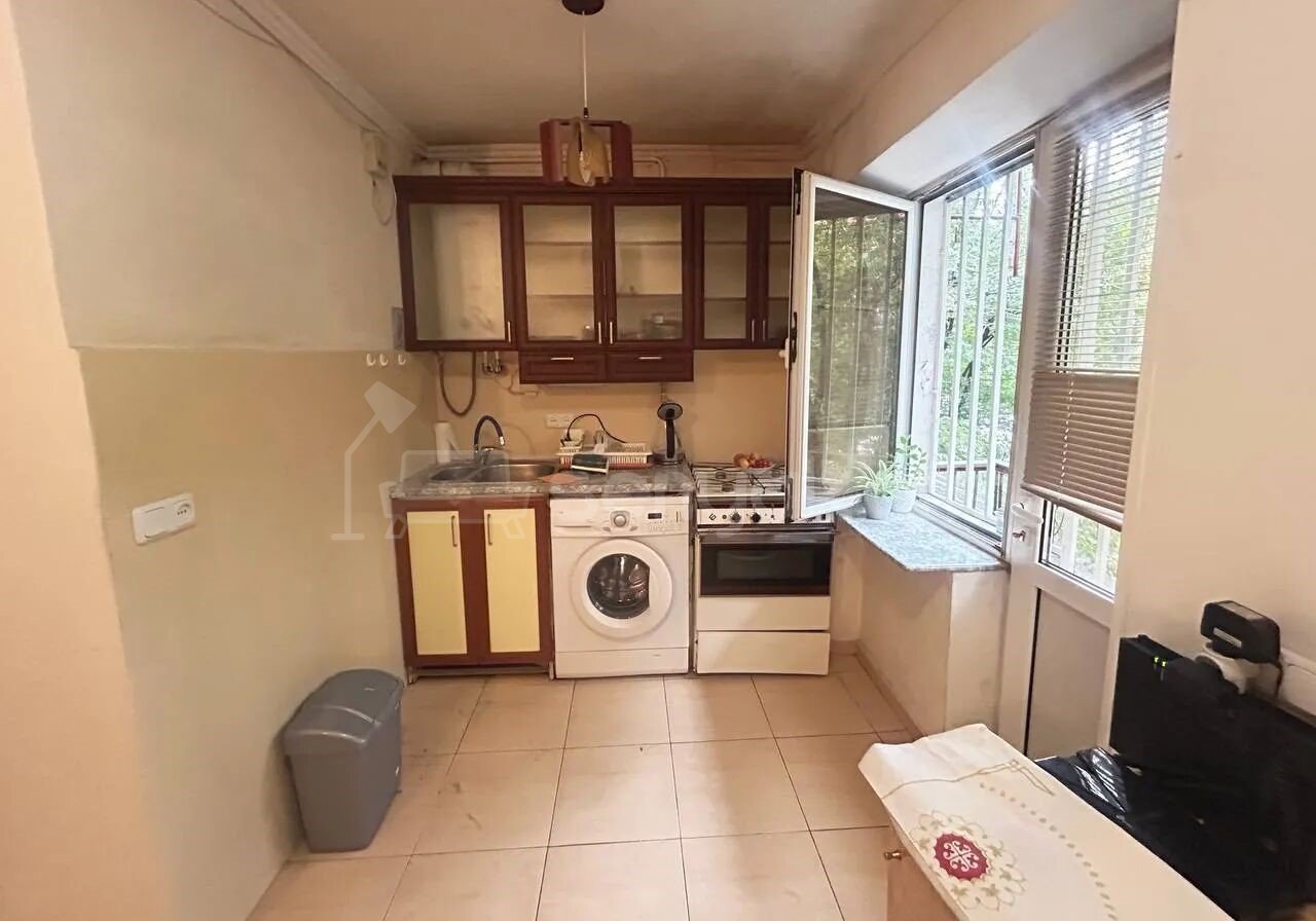 1 Սենյականոց Բնակարան Քարե Շենքում, 30քմ, 2/5 հարկ, Կապիտալ Վերանորոգված