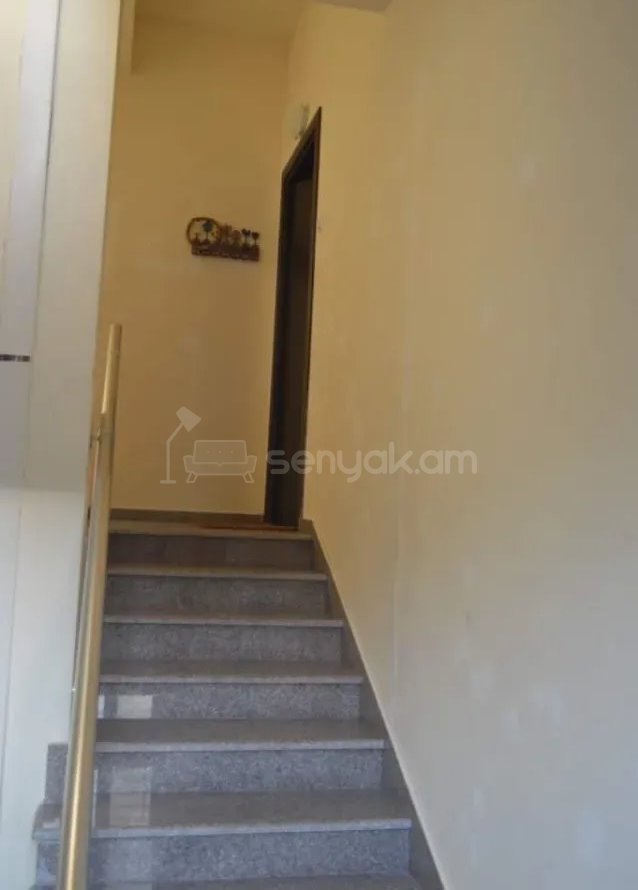 4 Սենյականոց Բնակարան Քարե Շենքում, 110քմ, 2/3 հարկ, Դիզայներական Վերանորոգված