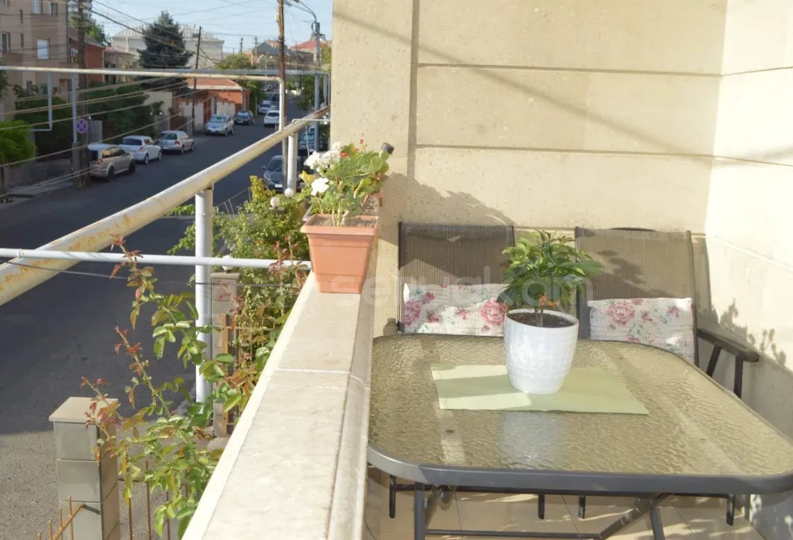 4 Սենյականոց Բնակարան Քարե Շենքում, 110քմ, 2/3 հարկ, Դիզայներական Վերանորոգված