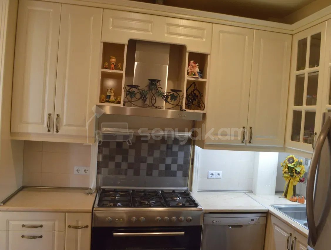 4 Սենյականոց Բնակարան Քարե Շենքում, 110քմ, 2/3 հարկ, Դիզայներական Վերանորոգված