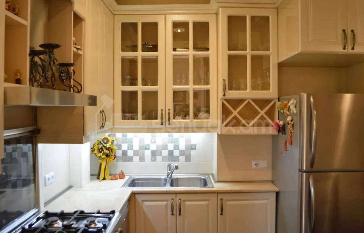 4 Սենյականոց Բնակարան Քարե Շենքում, 110քմ, 2/3 հարկ, Դիզայներական Վերանորոգված