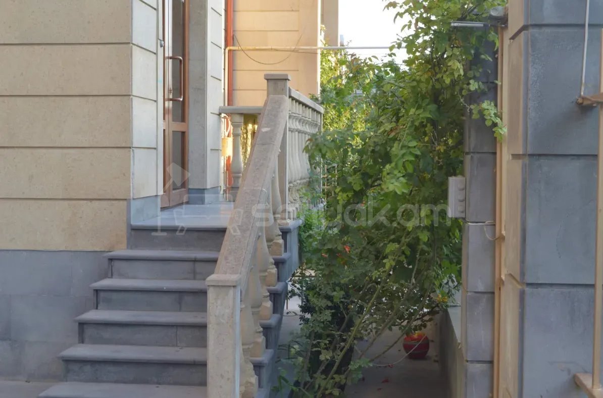 4 Սենյականոց Բնակարան Քարե Շենքում, 110քմ, 2/3 հարկ, Դիզայներական Վերանորոգված