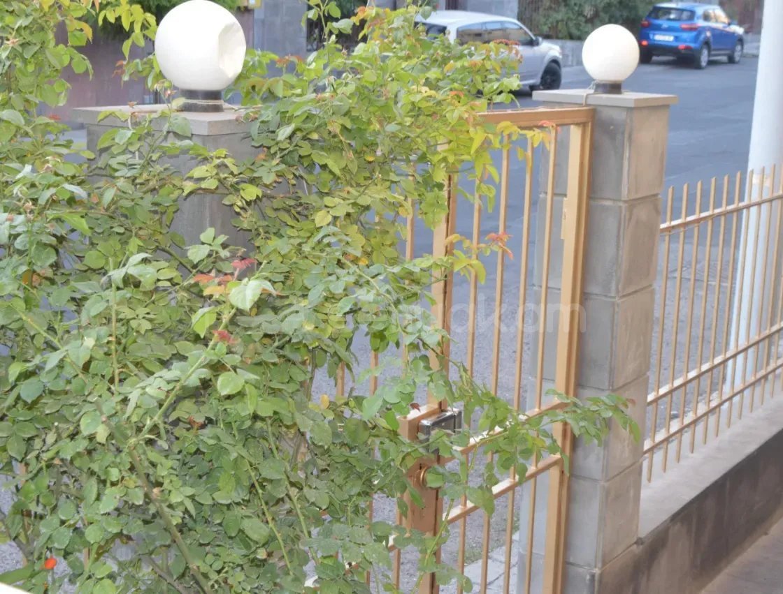 4 Սենյականոց Բնակարան Քարե Շենքում, 110քմ, 2/3 հարկ, Դիզայներական Վերանորոգված