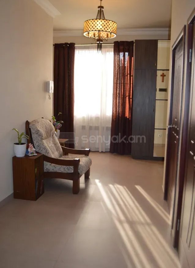 4 Սենյականոց Բնակարան Քարե Շենքում, 110քմ, 2/3 հարկ, Դիզայներական Վերանորոգված