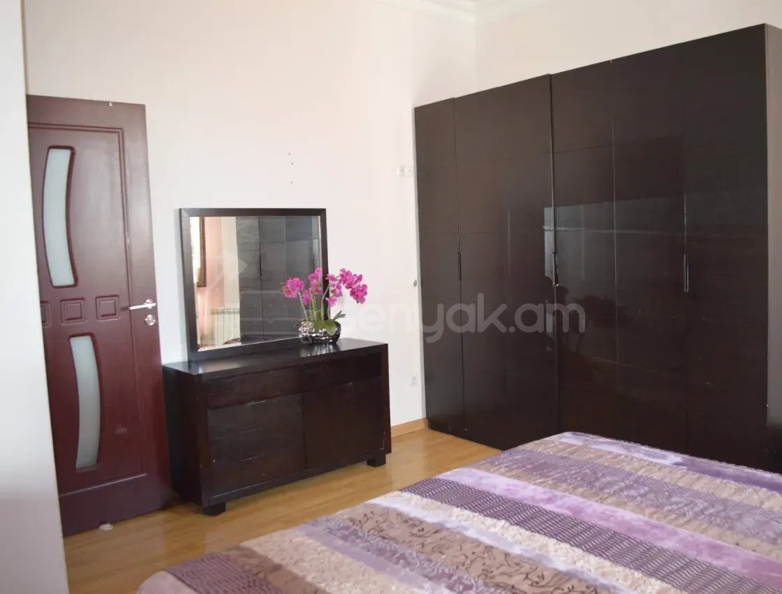 4 Սենյականոց Բնակարան Քարե Շենքում, 110քմ, 2/3 հարկ, Դիզայներական Վերանորոգված