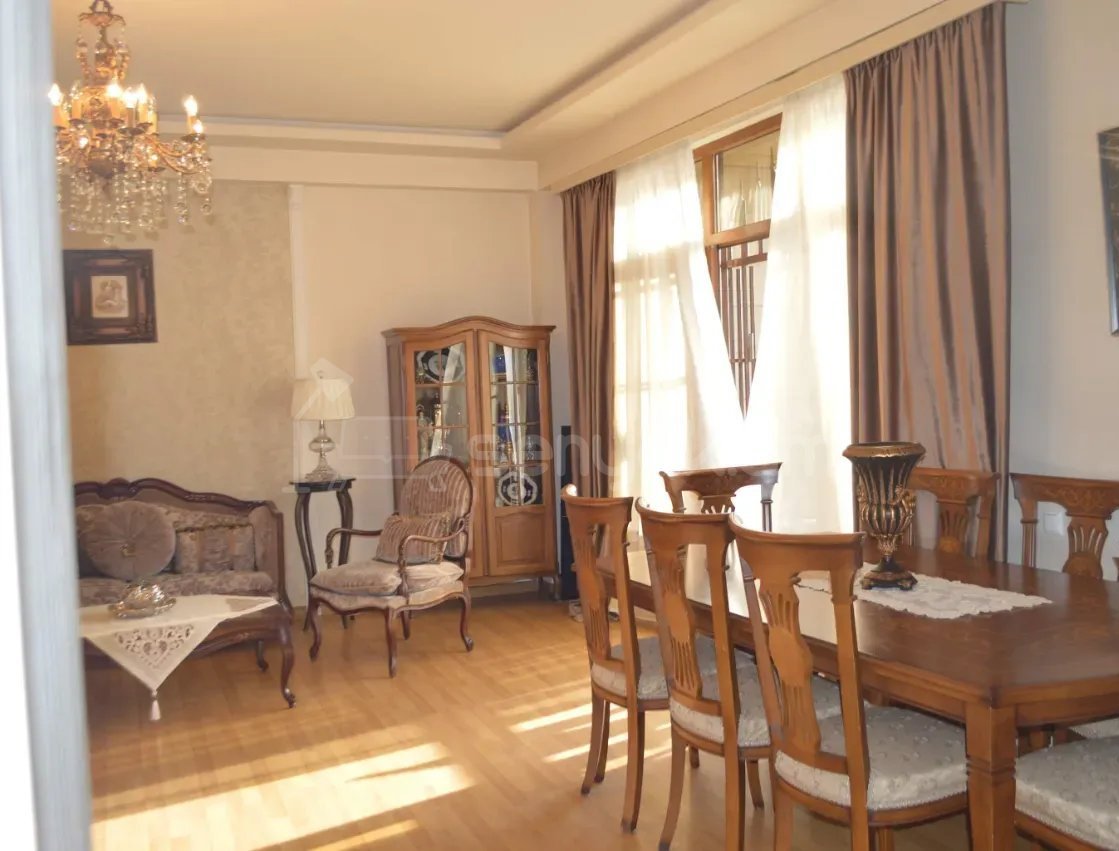 4 Սենյականոց Բնակարան Քարե Շենքում, 110քմ, 2/3 հարկ, Դիզայներական Վերանորոգված