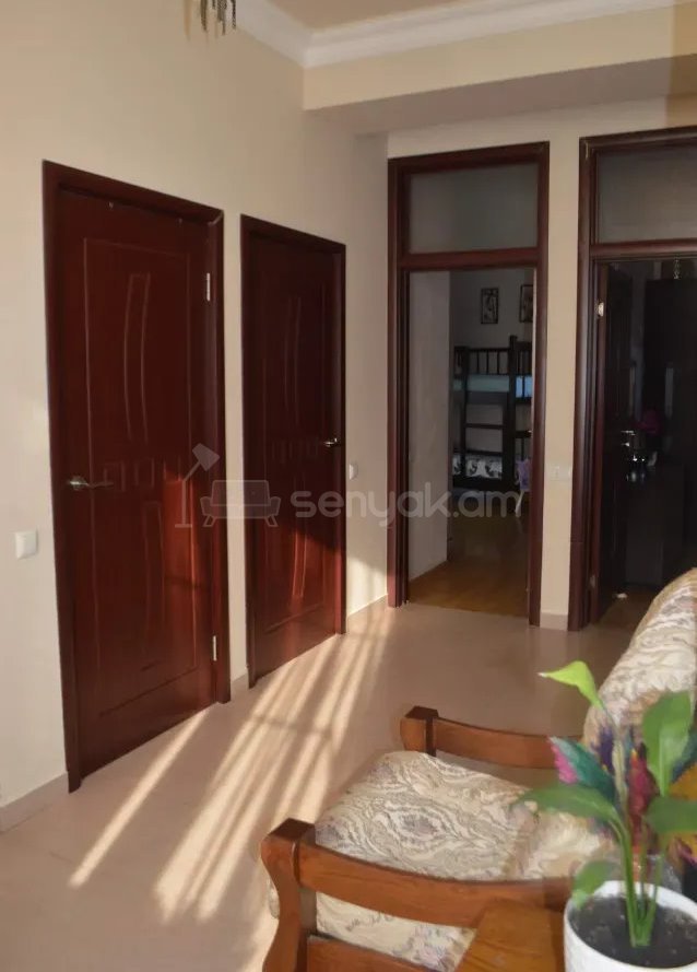 4 Սենյականոց Բնակարան Քարե Շենքում, 110քմ, 2/3 հարկ, Դիզայներական Վերանորոգված