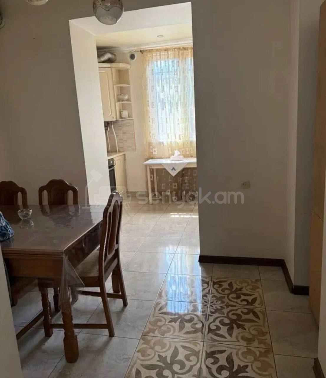 3 Սենյականոց Բնակարան Քարե Շենքում, 55քմ, 1/3 հարկ, Նորմալ Վիճակում, Կահավորված