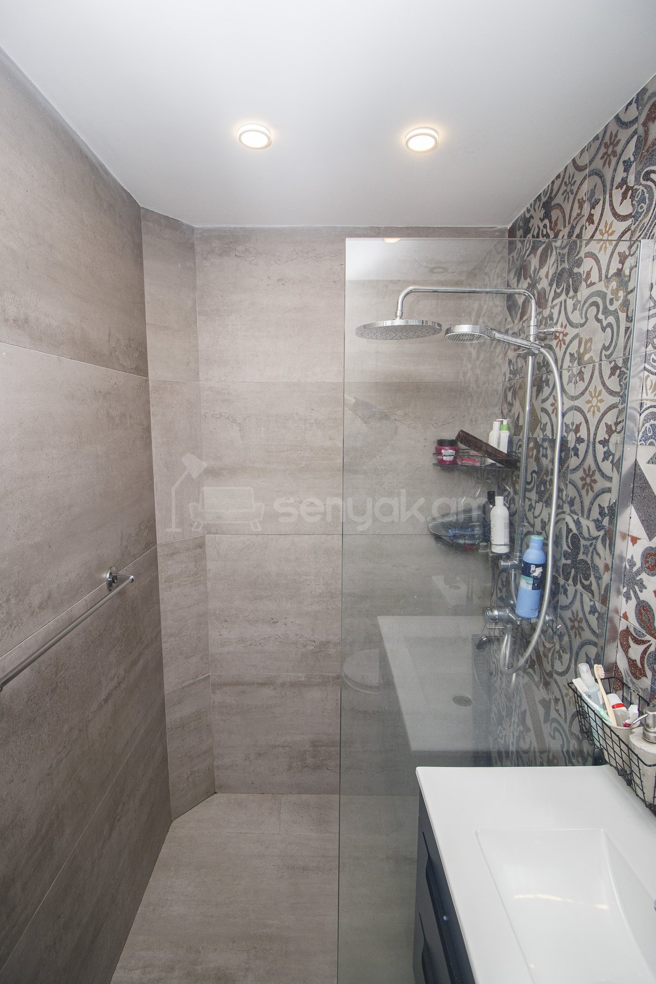 2 Սենյականոց Բնակարան Քարե Շենքում, 42քմ, 3/5 հարկ, Դիզայներական Վերանորոգված