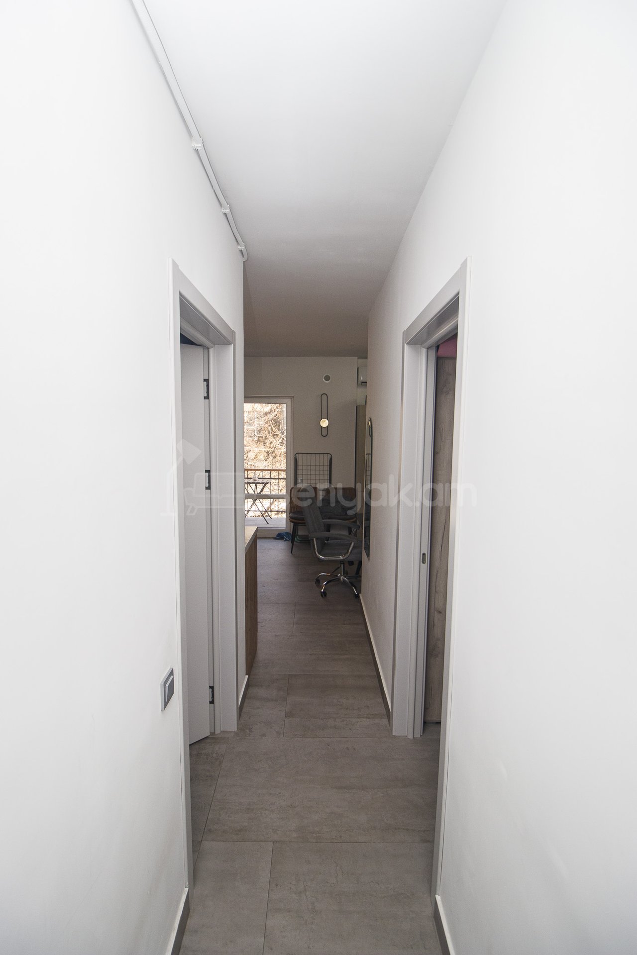 2 Սենյականոց Բնակարան Քարե Շենքում, 42քմ, 3/5 հարկ, Դիզայներական Վերանորոգված