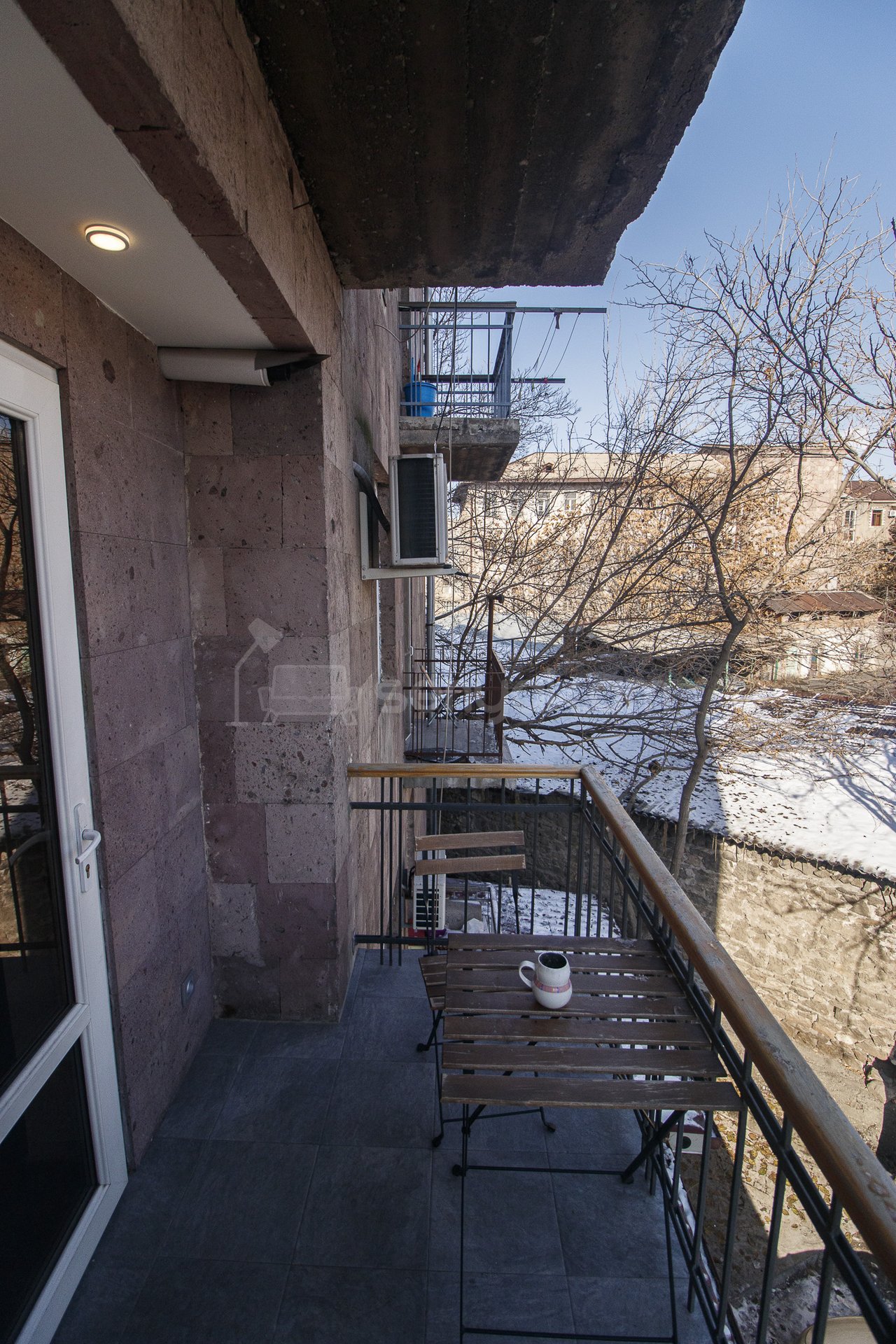 2 Սենյականոց Բնակարան Քարե Շենքում, 42քմ, 3/5 հարկ, Դիզայներական Վերանորոգված