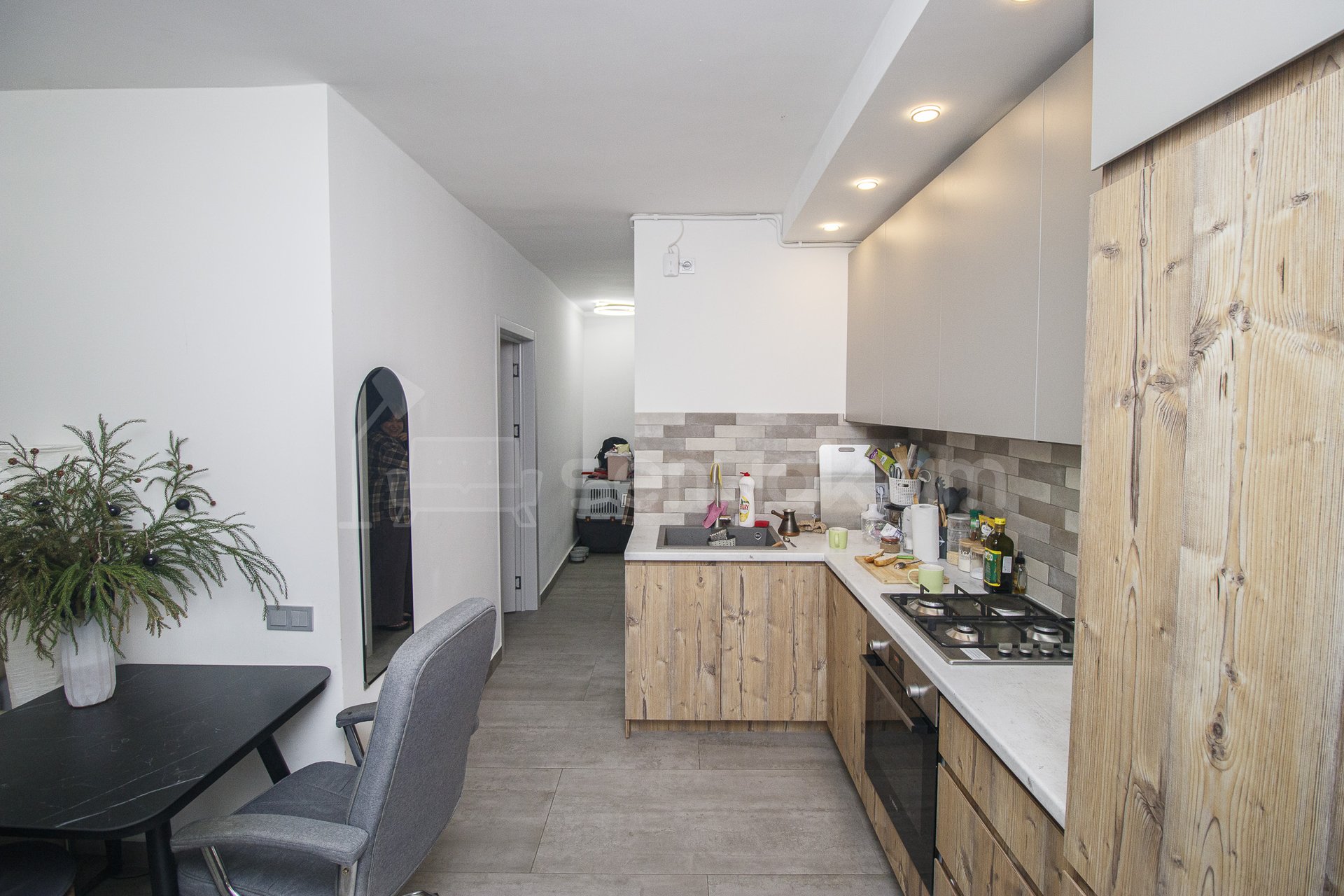 2 Սենյականոց Բնակարան Քարե Շենքում, 42քմ, 3/5 հարկ, Դիզայներական Վերանորոգված