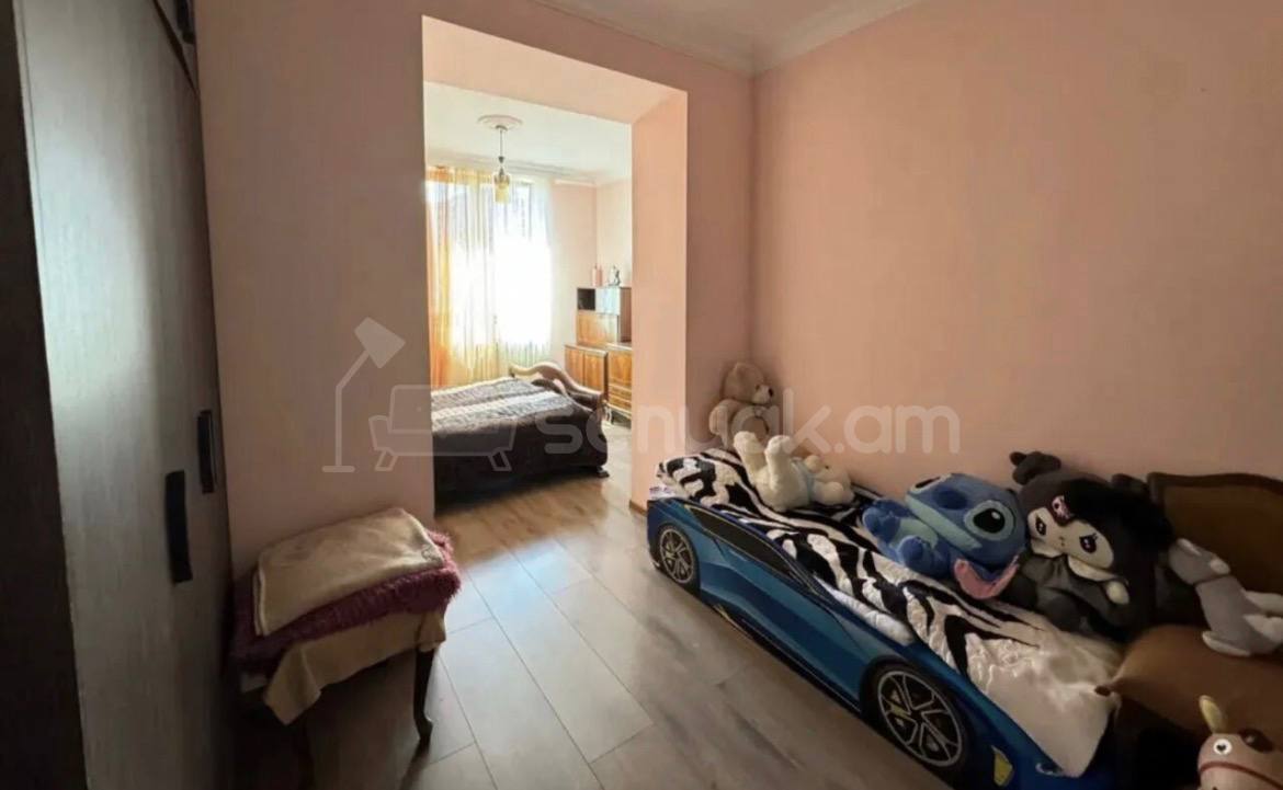 4 Սենյականոց Բնակարան Քարե Շենքում, 107քմ, 1/5 հարկ, Կապիտալ Վերանորոգված