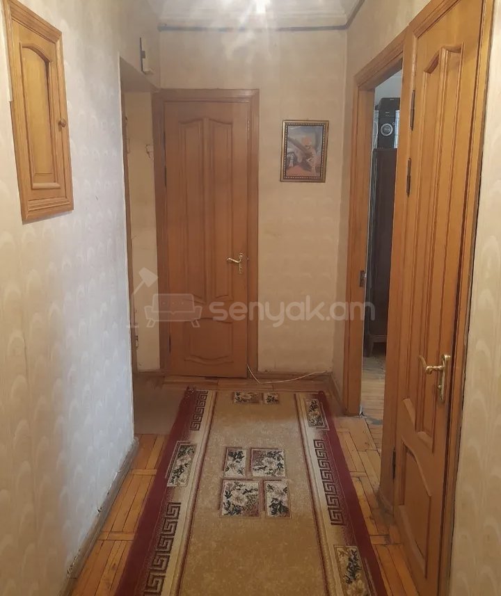 3 Սենյականոց Բնակարան Քարե Շենքում, 68քմ, 5/5 հարկ, Նորմալ Վիճակում, Կահավորված, Արևկող