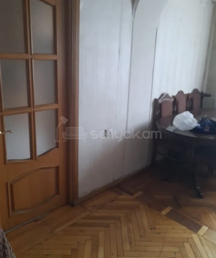 3 Սենյականոց Բնակարան Քարե Շենքում, 68քմ, 5/5 հարկ, Նորմալ Վիճակում, Կահավորված, Արևկող