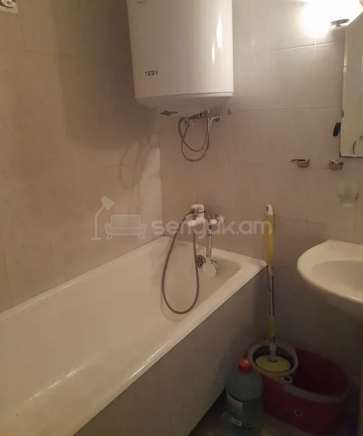 3 Սենյականոց Բնակարան Քարե Շենքում, 68քմ, 5/5 հարկ, Նորմալ Վիճակում, Կահավորված, Արևկող