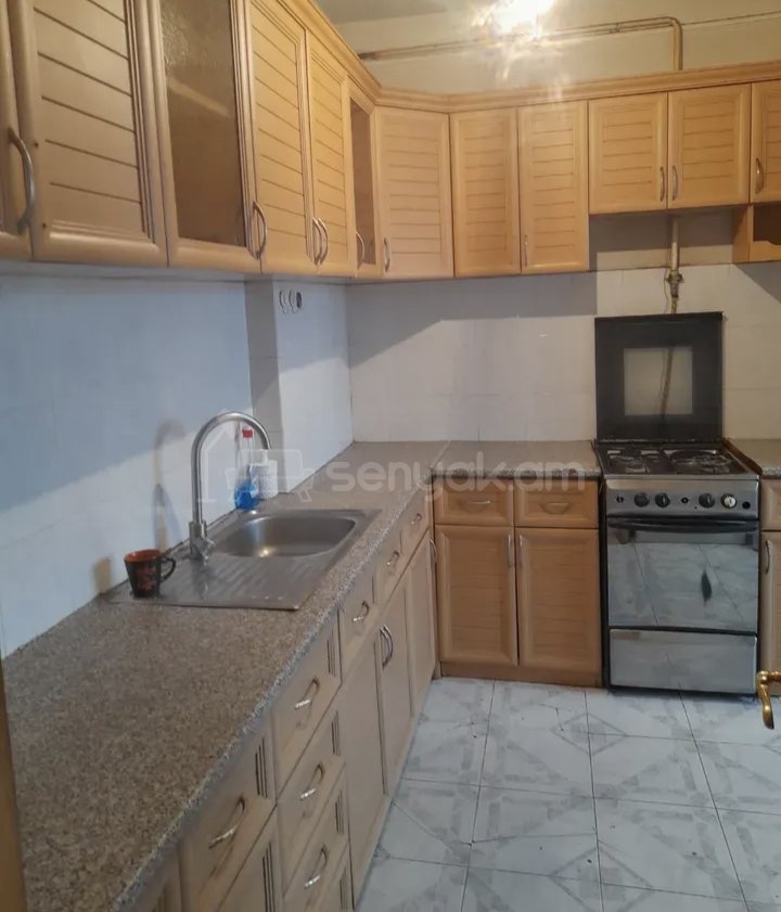 3 Սենյականոց Բնակարան Քարե Շենքում, 68քմ, 5/5 հարկ, Նորմալ Վիճակում, Կահավորված, Արևկող