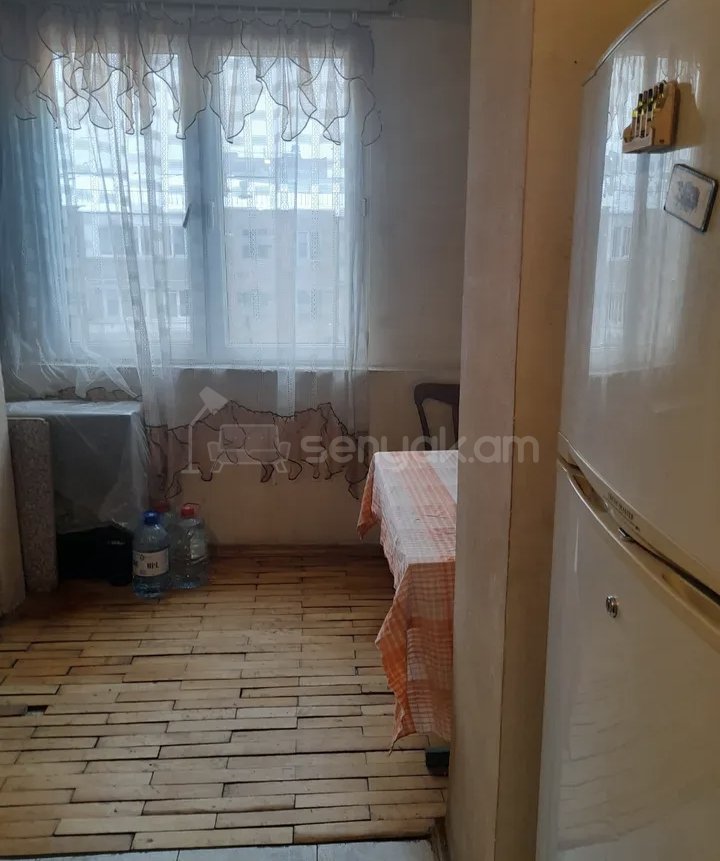 3 Սենյականոց Բնակարան Քարե Շենքում, 68քմ, 5/5 հարկ, Նորմալ Վիճակում, Կահավորված, Արևկող