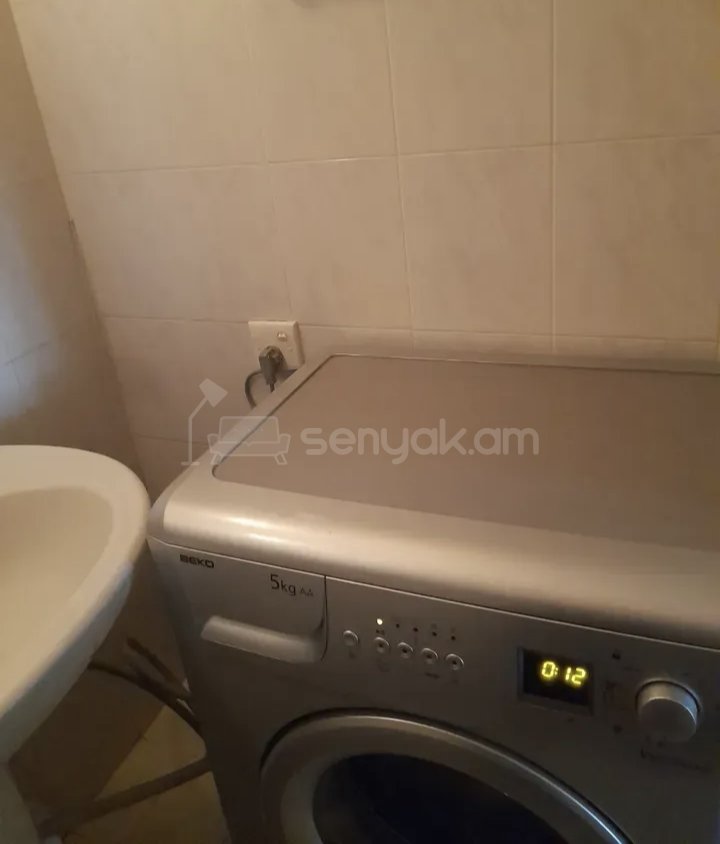 3 Սենյականոց Բնակարան Քարե Շենքում, 68քմ, 5/5 հարկ, Նորմալ Վիճակում, Կահավորված, Արևկող