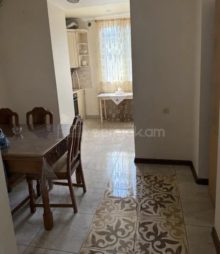 3 Սենյականոց Բնակարան Քարե Շենքում, 72քմ, 3/5 հարկ, Նորմալ Վիճակում, Կահավորված, Արևկող