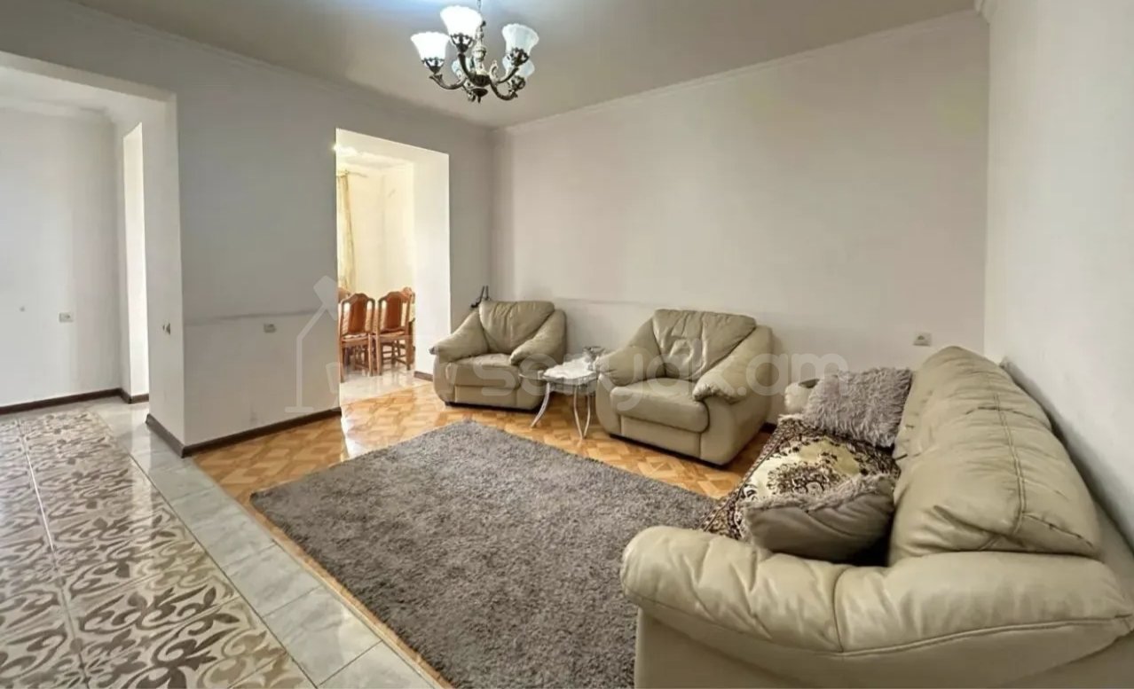 3 Սենյականոց Բնակարան Քարե Շենքում, 72քմ, 3/5 հարկ, Նորմալ Վիճակում, Կահավորված, Արևկող