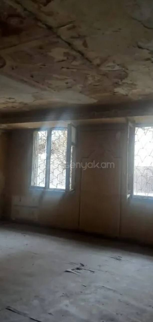 4 Սենյականոց Բնակարան Քարե Շենքում, 95քմ, 1/5 հարկ, Պետական Վիճակում