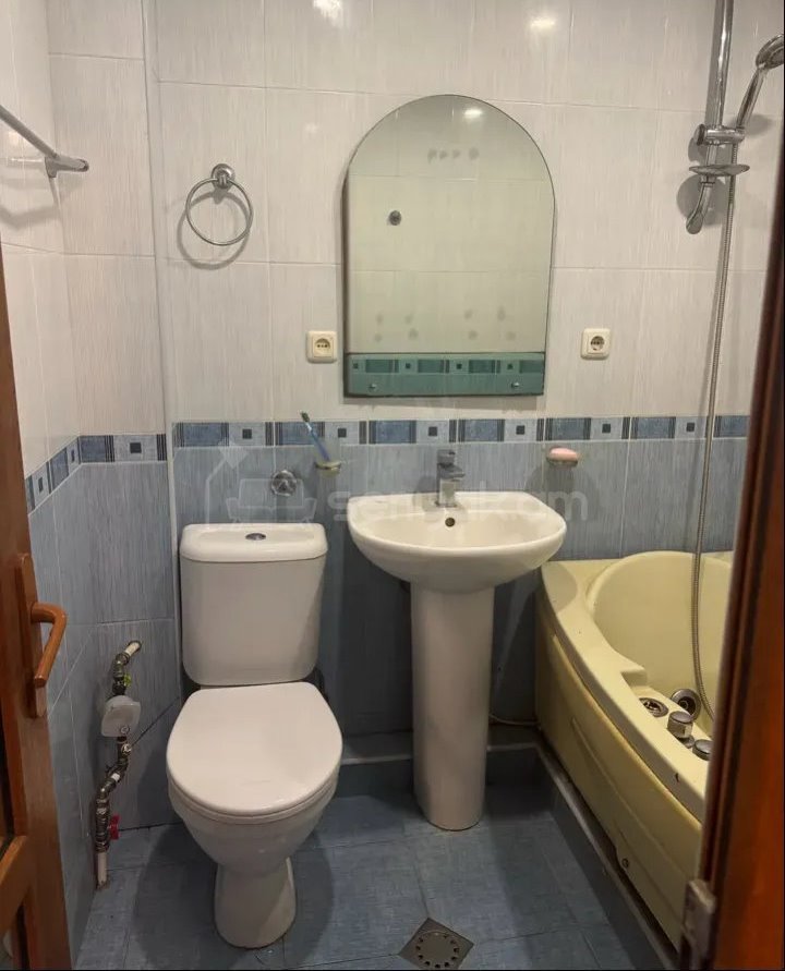 3 Սենյականոց Բնակարան Քարե Շենքում, 70քմ, 5/5 հարկ, Նորմալ Վիճակում