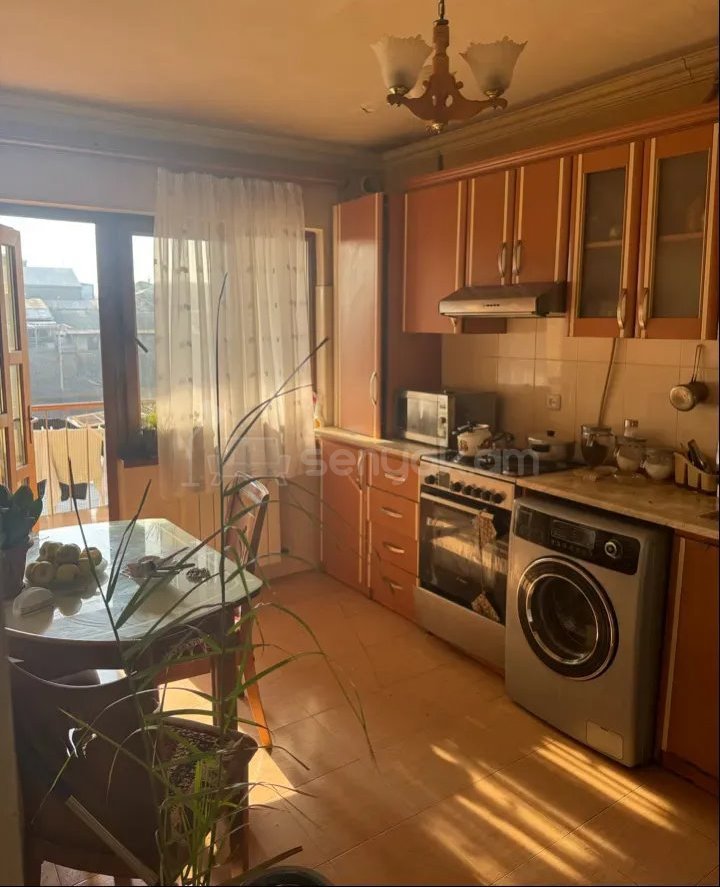 3 Սենյականոց Բնակարան Քարե Շենքում, 70քմ, 5/5 հարկ, Նորմալ Վիճակում