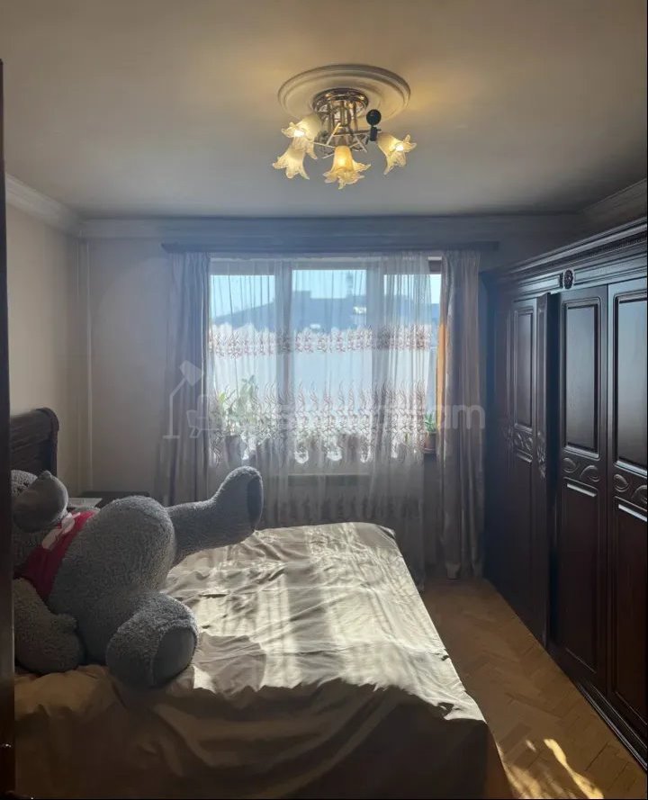 3 Սենյականոց Բնակարան Քարե Շենքում, 70քմ, 5/5 հարկ, Նորմալ Վիճակում