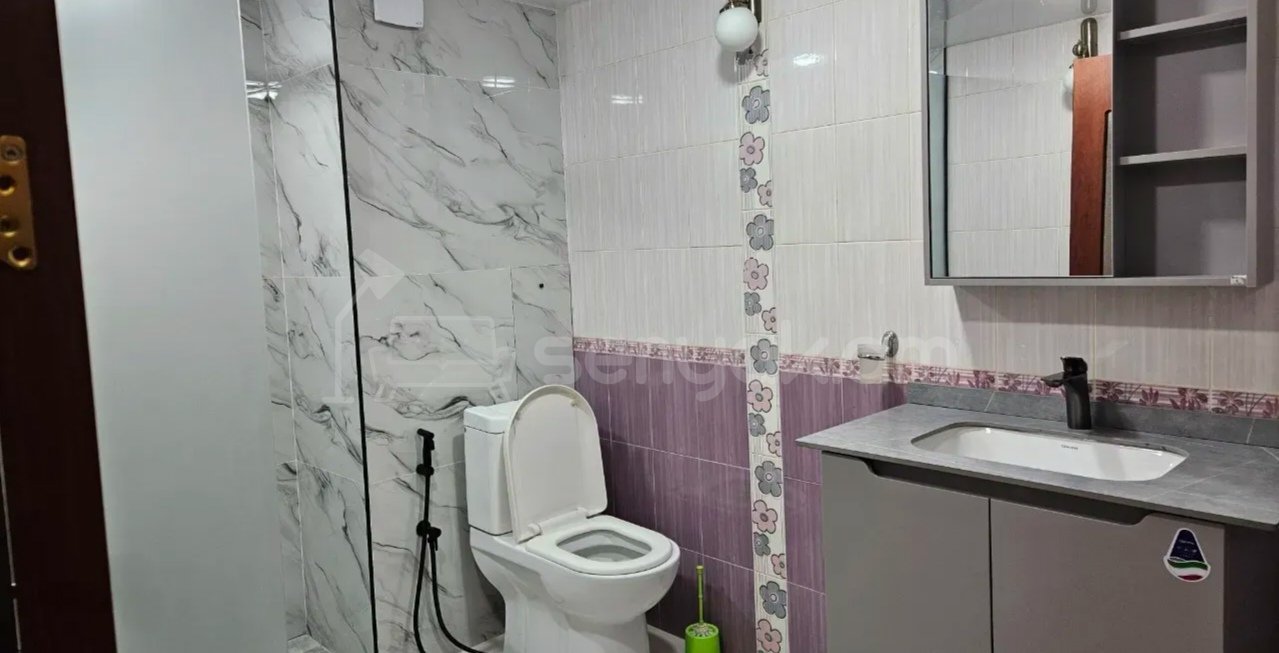 3 Սենյականոց Բնակարան Քարե Շենքում, 105քմ, 3/4 հարկ, Նորմալ Վիճակում, Կահավորված