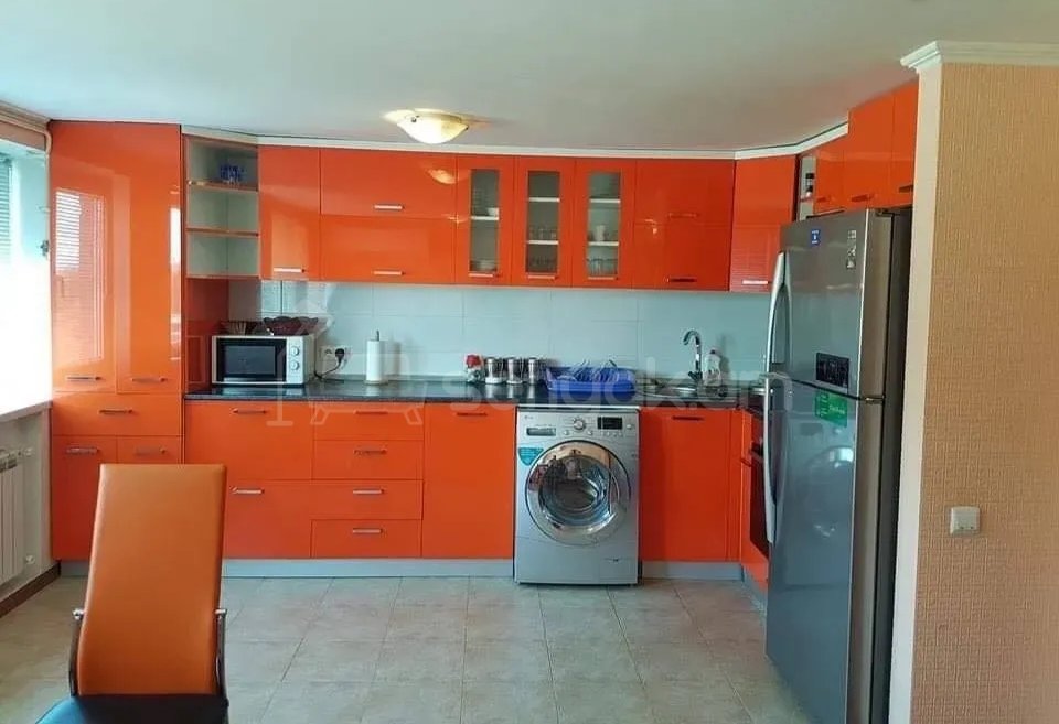 3 Սենյականոց Բնակարան Քարե Շենքում, 105քմ, 3/4 հարկ, Նորմալ Վիճակում, Կահավորված