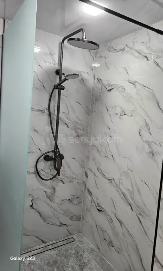 3 Սենյականոց Բնակարան Քարե Շենքում, 105քմ, 3/4 հարկ, Նորմալ Վիճակում, Կահավորված