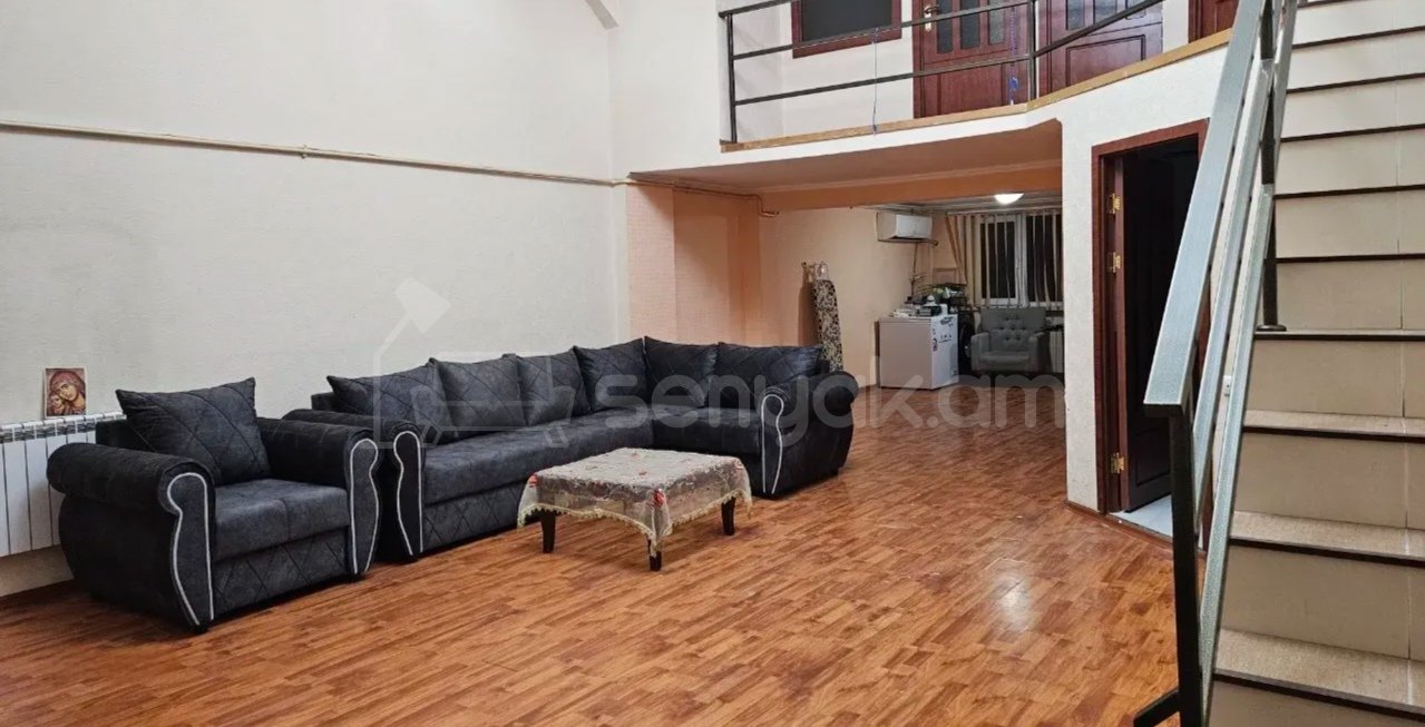 3 Սենյականոց Բնակարան Քարե Շենքում, 105քմ, 3/4 հարկ, Նորմալ Վիճակում, Կահավորված