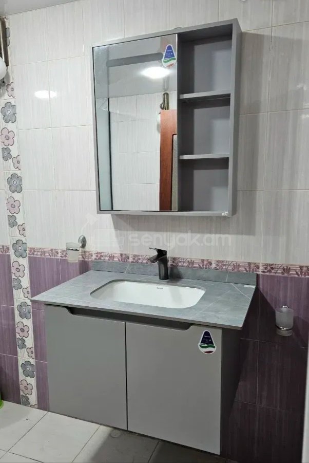 3 Սենյականոց Բնակարան Քարե Շենքում, 105քմ, 3/4 հարկ, Նորմալ Վիճակում, Կահավորված